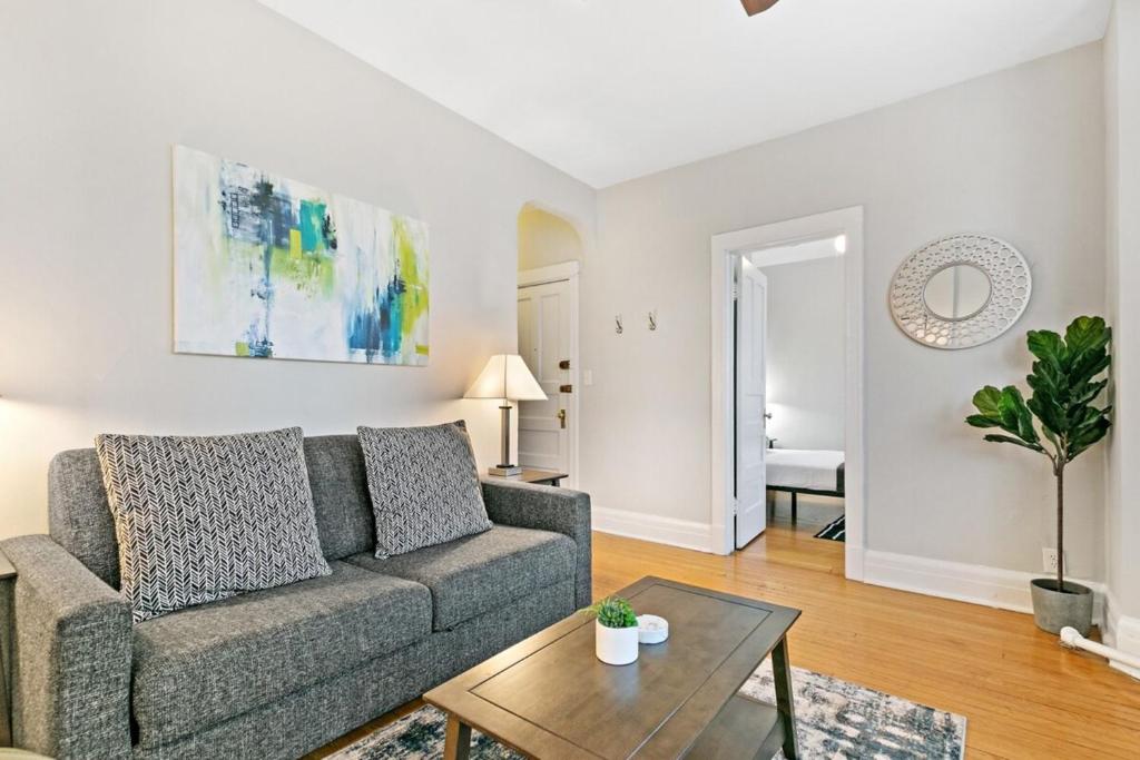 Real Comfort in a 2BR APT close to Wrigley Field - main image