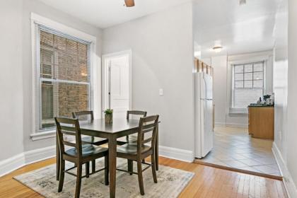 Real Comfort in a 2BR APT close to Wrigley Field - image 10