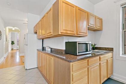 Real Comfort in a 2BR APT close to Wrigley Field - image 11