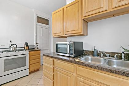 Real Comfort in a 2BR APT close to Wrigley Field - image 12