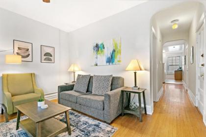 Real Comfort in a 2BR APT close to Wrigley Field - image 2