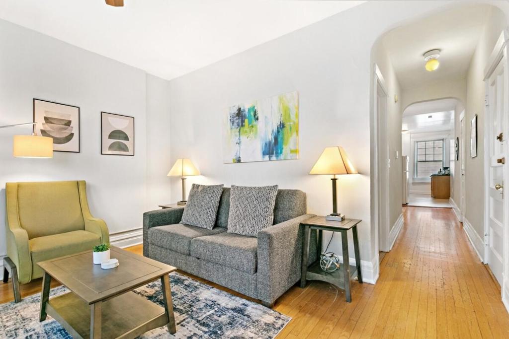 Real Comfort in a 2BR APT close to Wrigley Field - image 2