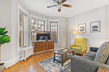 Real Comfort in a 2BR APT close to Wrigley Field - image 3