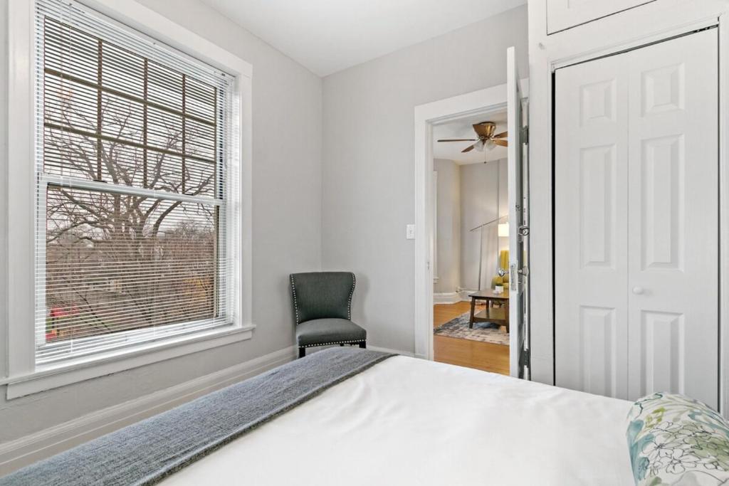 Real Comfort in a 2BR APT close to Wrigley Field - image 5