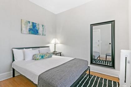 Real Comfort in a 2BR APT close to Wrigley Field - image 6