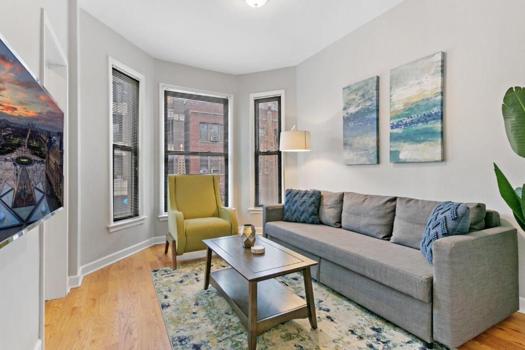 Feel the Vibe 2BR Designer Apt in Festive Boystown - main image