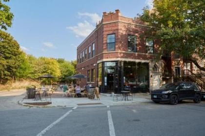 the Leavitt Street Inn  tavern Illinois