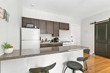 Well Located Apt Complete Amenities Solo/Couple - image 13