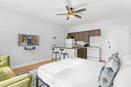 Well Located Apt Complete Amenities Solo/Couple - image 2