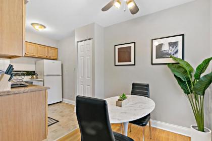 Studio in the Heart of Lakeview Bustling Location - image 3