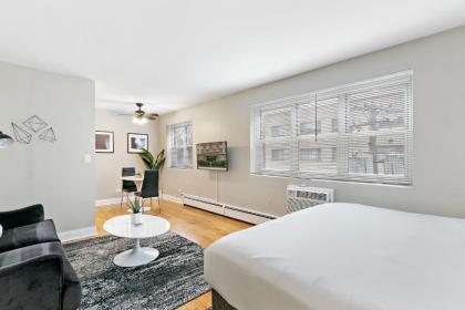 Studio in the Heart of Lakeview Bustling Location - image 9