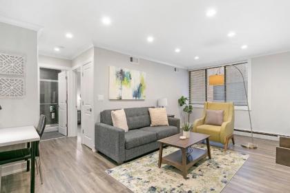 Modern & Stylish 1BR Apt in the Center of Lakeview - image 1