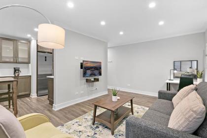 Modern & Stylish 1BR Apt in the Center of Lakeview - image 12