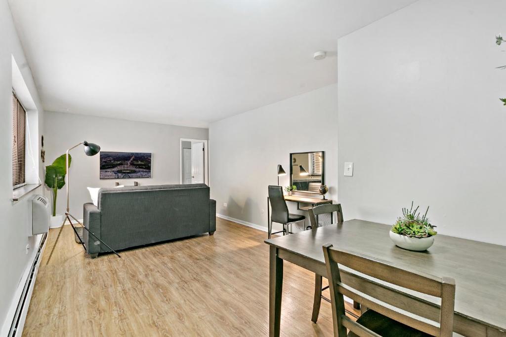 Stunning Solo/Couple 1BR Center of Lakeview Wifi - image 2