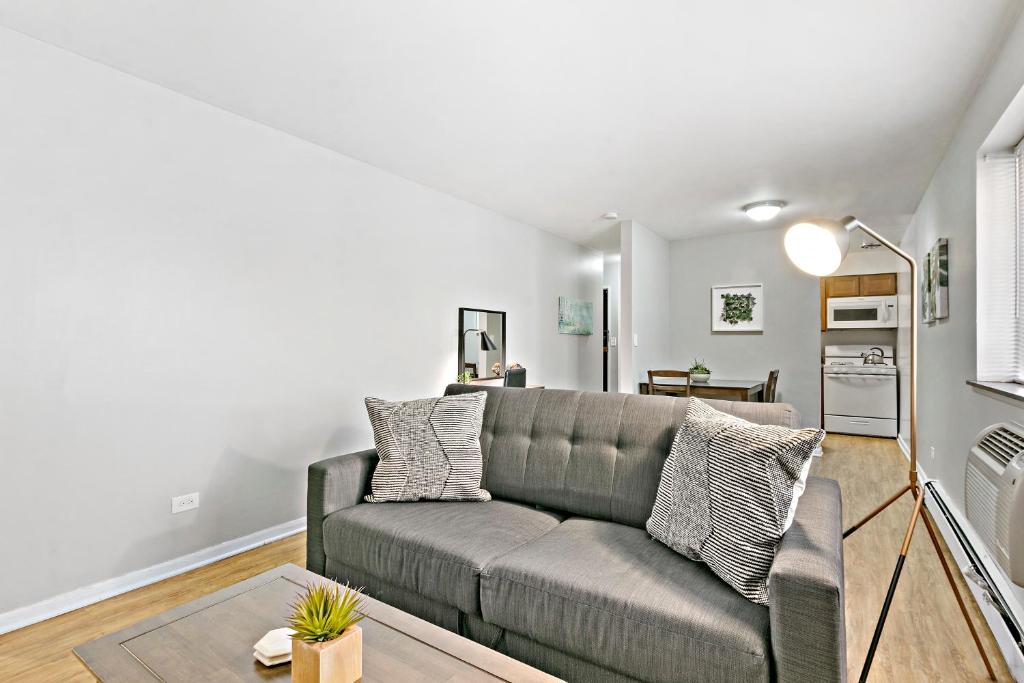 Stunning Solo/Couple 1BR Center of Lakeview Wifi - image 3