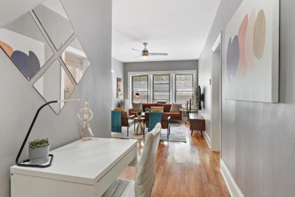 Modern 3BR Apt in Boystown 12-min walk to Wrigley - image 10