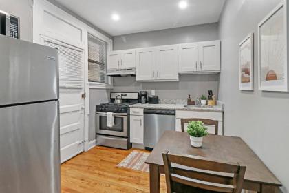 Modern 3BR Apt in Boystown 12-min walk to Wrigley - image 11