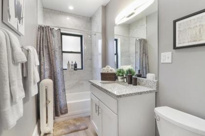 Modern 3BR Apt in Boystown 12-min walk to Wrigley - image 12