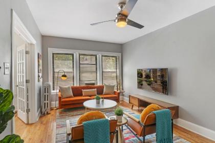 Modern 3BR Apt in Boystown 12-min walk to Wrigley - image 14