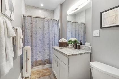 Modern 3BR Apt in Boystown 12-min walk to Wrigley - image 15