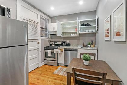 Modern 3BR Apt in Boystown 12-min walk to Wrigley - image 16