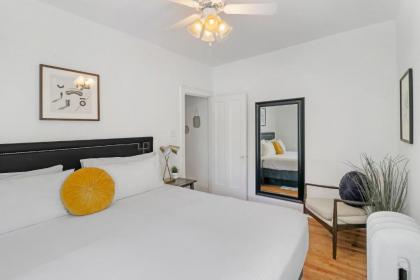 Modern 3BR Apt in Boystown 12-min walk to Wrigley - image 3