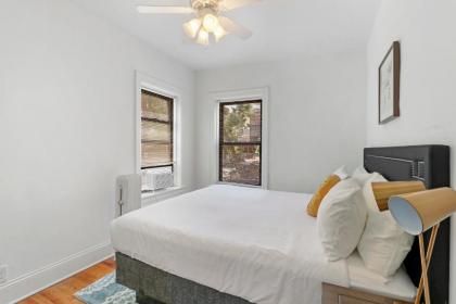 Modern 3BR Apt in Boystown 12-min walk to Wrigley - image 4