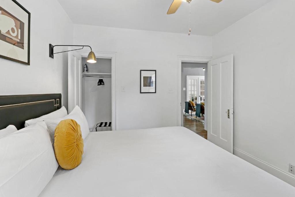 Modern 3BR Apt in Boystown 12-min walk to Wrigley - image 5