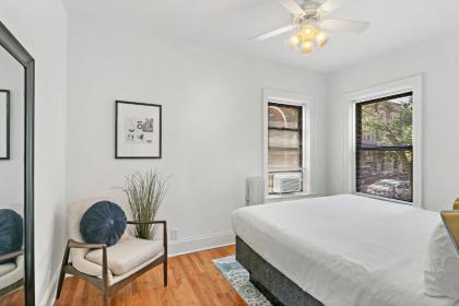 Modern 3BR Apt in Boystown 12-min walk to Wrigley - image 9