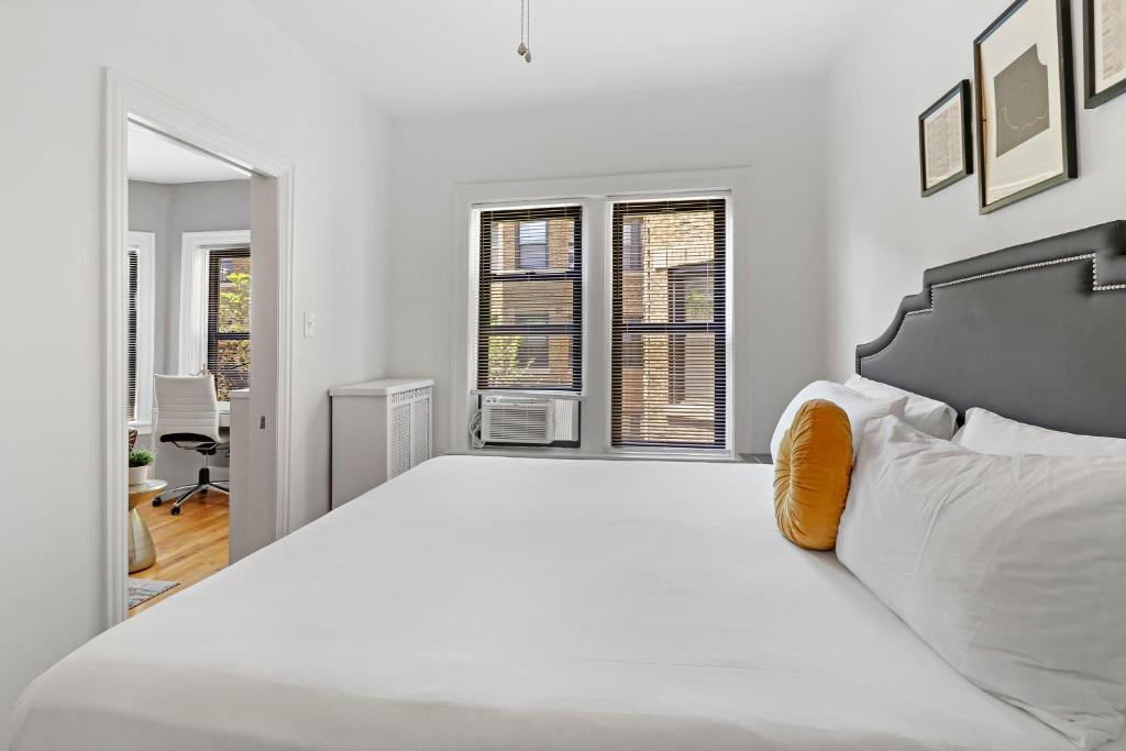 Homey 2BR Unit in Boystown Steps from Everything - image 3