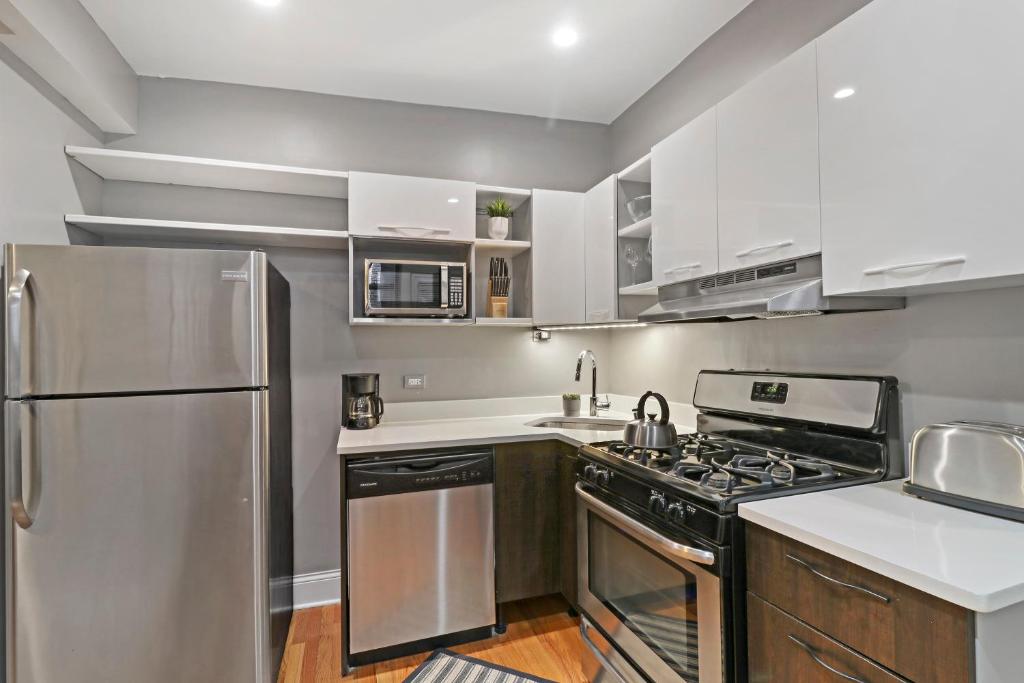 Homey 2BR Unit in Boystown Steps from Everything - image 5