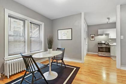 Cozy Modern 1BR Apt 10-min Walk to Wrigley Field - image 11