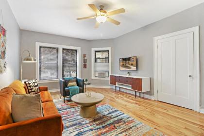 Cozy Modern 1BR Apt 10-min Walk to Wrigley Field - image 12