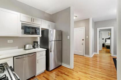 Cozy Modern 1BR Apt 10-min Walk to Wrigley Field - image 6