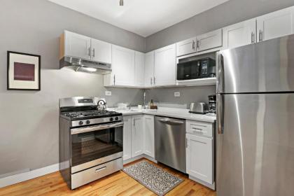 Cozy Modern 1BR Apt 10-min Walk to Wrigley Field - image 8