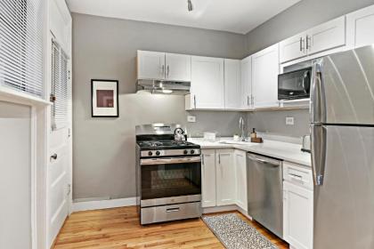 Cozy Modern 1BR Apt 10-min Walk to Wrigley Field - image 9