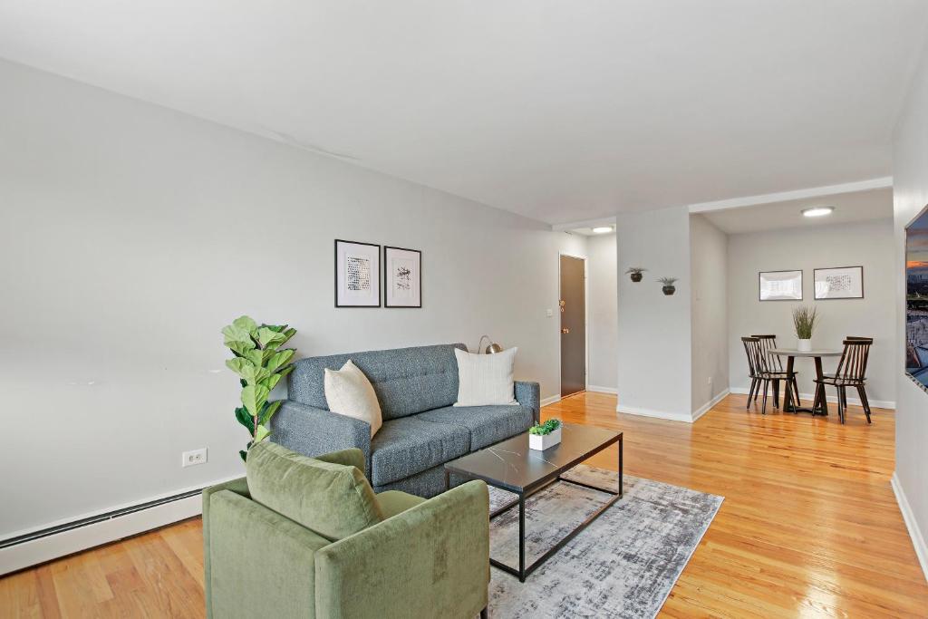 Trendy & Tastefully Decorated 2BR Apt in Lakeview - main image