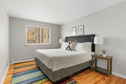 Trendy & Tastefully Decorated 2BR Apt in Lakeview - image 10