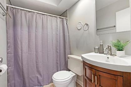 Trendy & Tastefully Decorated 2BR Apt in Lakeview - image 11