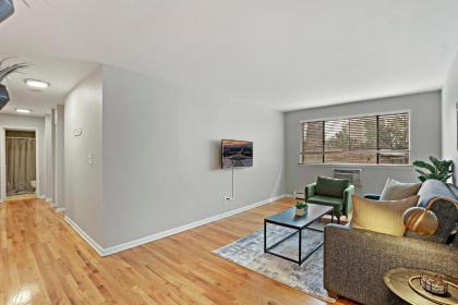 Trendy & Tastefully Decorated 2BR Apt in Lakeview - image 12