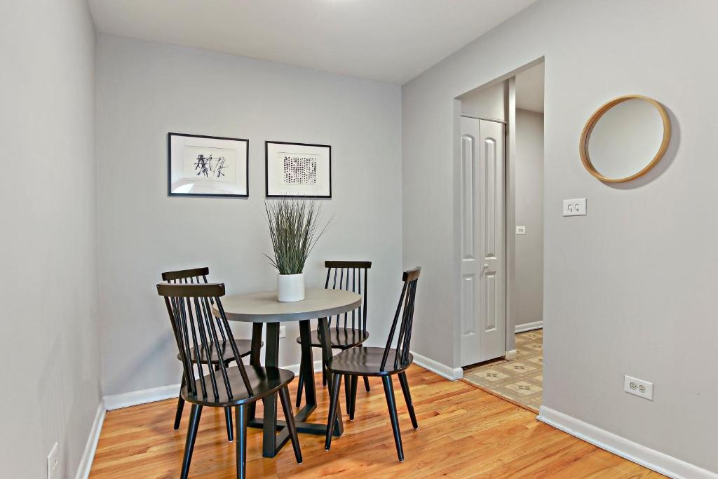 Trendy & Tastefully Decorated 2BR Apt in Lakeview - image 4