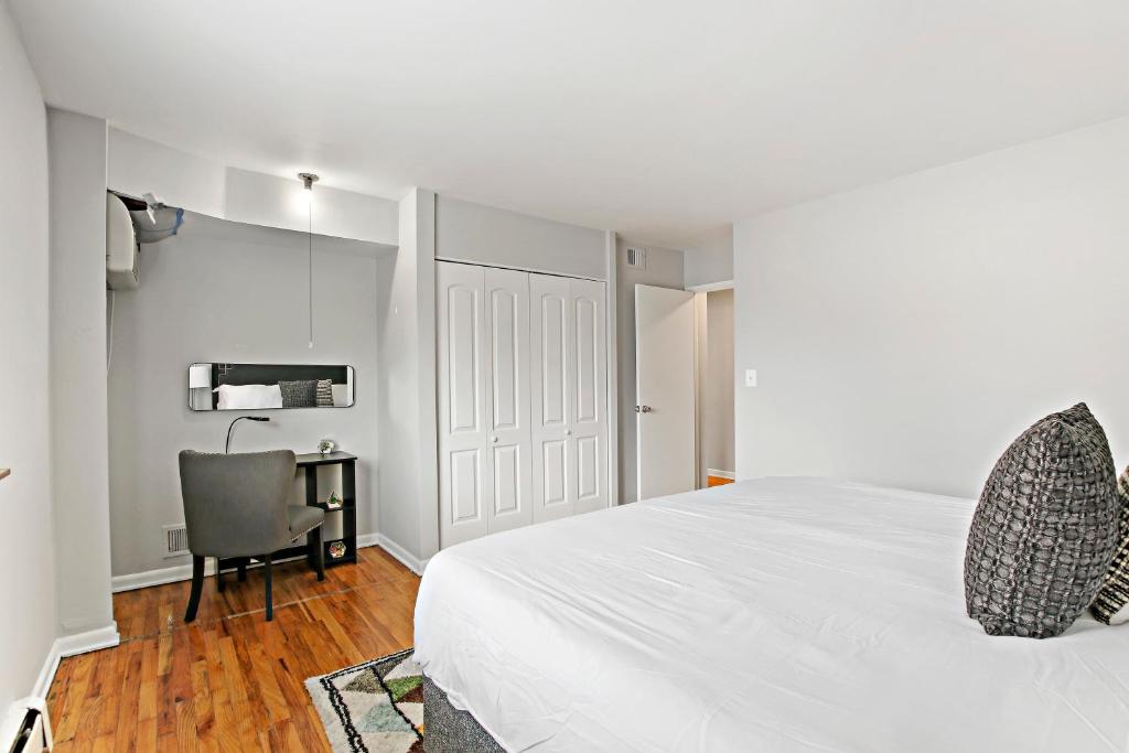 Trendy & Tastefully Decorated 2BR Apt in Lakeview - image 5