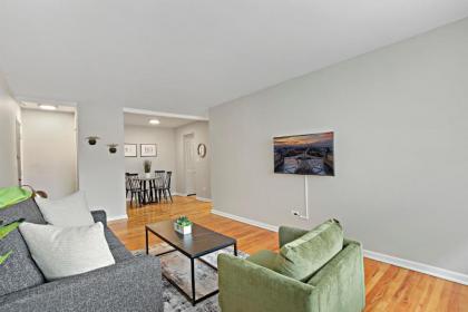 Trendy & Tastefully Decorated 2BR Apt in Lakeview - image 6