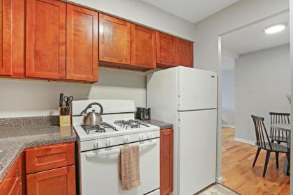 Trendy & Tastefully Decorated 2BR Apt in Lakeview - image 7