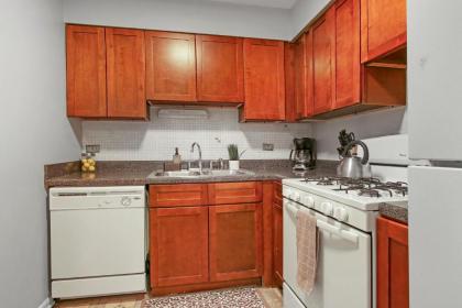 Trendy & Tastefully Decorated 2BR Apt in Lakeview - image 8