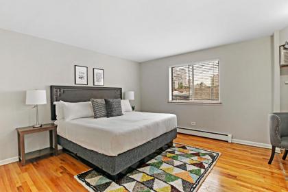 Trendy & Tastefully Decorated 2BR Apt in Lakeview - image 9