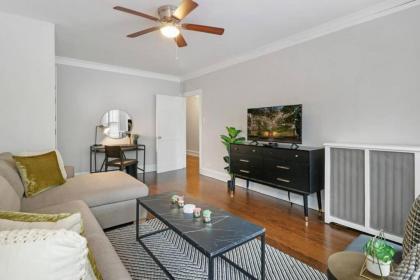 Quiet Spacious 2BR Apt walk to Train near Shops - image 6