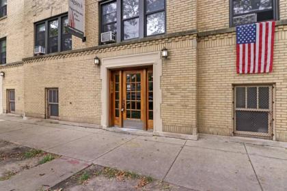 Quiet Spacious 2BR Apt walk to Train near Shops - image 9