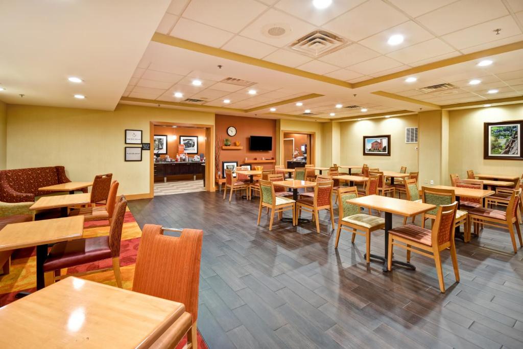 Hampton Inn Chicopee - Springfield - image 2