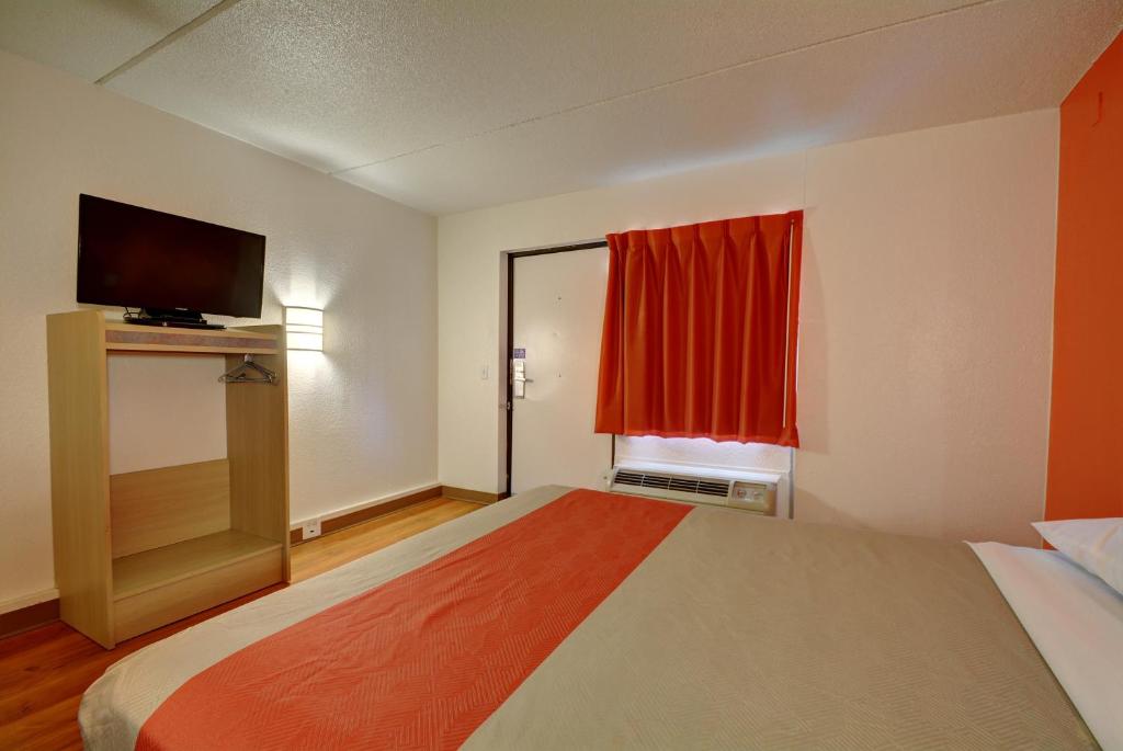 Motel 6-Chicopee MA - Springfield - image 2